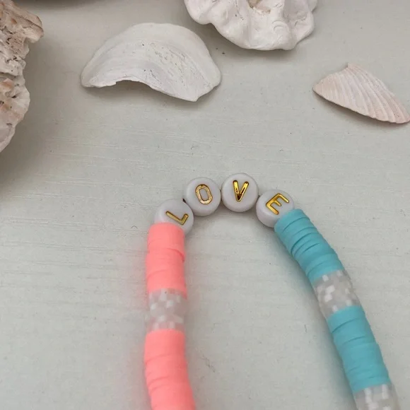 Pretty Women’s Beaded Bracelet Love - Picture 2 of 5